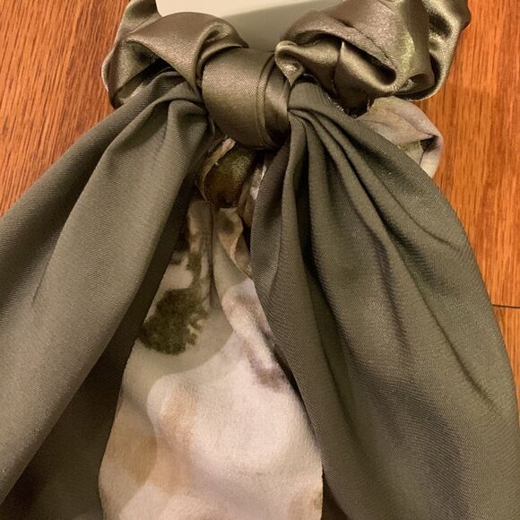 Scunci bundle of two sets of scrunchies. Total of four pieces. Great gifts - Picture 4 of 6